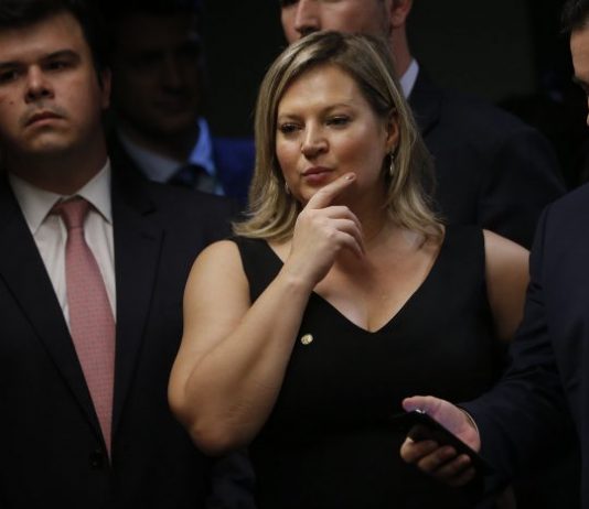 “Time dos papa – cargos e rachadinhas, posando de direita conservadora e honesta”.