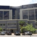 Um dos principais fatos políticos do dia foi a reunião entre a presidente do Tribunal Regional Eleitoral de Goiás (TRE-GO), desembargadora Elizabeth Maria da Silva, e representantes da Superintendência da Polícia Federal em Goiás. O encontro teve como objetivo definir estratégias de segurança para as eleições de 2026, incluindo ações de inteligência, combate a crimes eleitorais, proteção das urnas e fiscalização do transporte de eleitores. Com a campanha se aproximando, o TRE-GO também intensificou a divulgação do novo aplicativo e-Título, incentivando os eleitores a regularizarem a situação eleitoral e utilizarem os serviços digitais durante o processo eleitoral. Nos bastidores, a reunião demonstra a preocupação das autoridades com a prevenção de desinformação, compra de votos e outros crimes que costumam aumentar durante o período eleitoral.